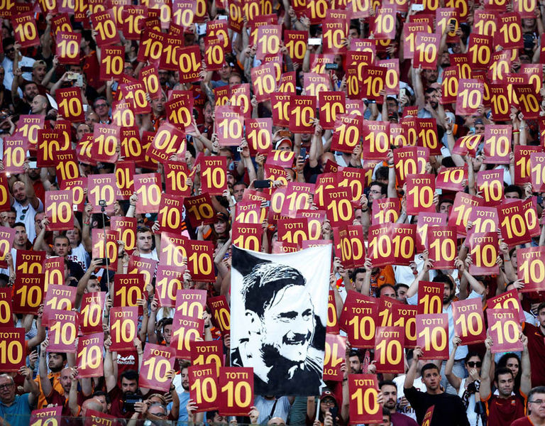 Il Gladiatore Francesco Totti pocta poslednému futbalovému titanovi