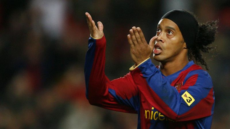 Futbal bral ako zábavu. Ronaldinho ukončil kariéru.